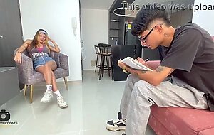 Mi hermanastra me ayuda con mis clases de dibujo y termino corriendome en su culo.