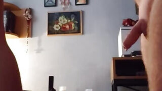 Baculatý crossdresser s velkým zadkem v šatech kouří péro a pak se bez sedla šuká