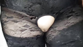 섹시한 유럽 창녀가 스타킹을 신고 격렬한 항문 성교 후 남자의 성기를 삼킨다