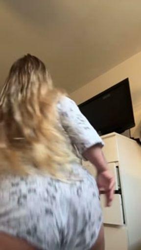 White girl shaking ass