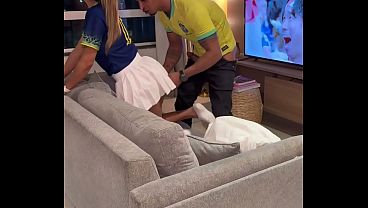 Quero a rola desse macho, seu corno manso - Personal pauzudo foi assistir o brasil na casa da gataaasp e fudeu a casada safada na frente do marido corno mano.
