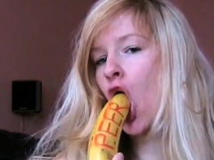 Deutsche Amateurin steckt sich eine Banane in den Arsch