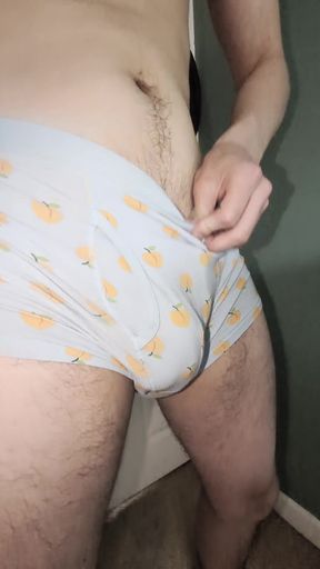 Bulgy twink reveals his bulge in a public setting