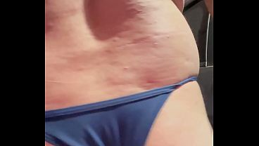 Bumbum branquinho dan&ccedil_ando de biquini bem de pertinho