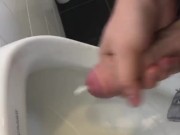Geil in der Arbeit abspritzen - viel Sperma