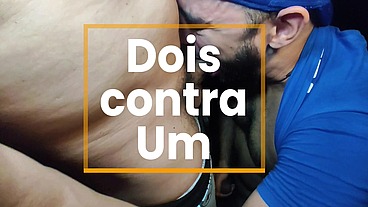 DOIS DOTADOS ATIVOS CURTINDO A TARDE COM PASSIVO SEDENTO NO GLORY HOLLE.