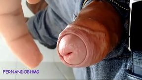 Passando o dedinho na cabe&ccedil_a do caralho e ele babando!!!