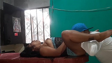 El vendedor del gas me dio un rico oral que me iso acabar en su boca