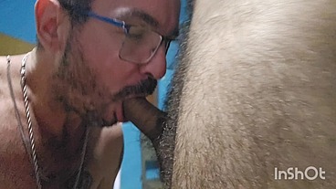 Chupando e dando para o vizinho peludo.