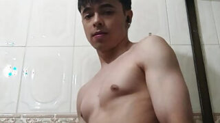 Amateurvideo junger Schwuler im Badezimmer: Handjob mit großem Schwanz führt zu heißem Analverkehr