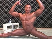 BODYBUILDER ANDRE STEELE does the splits naked