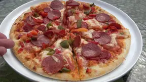 Volwassen vrouw serveert slappe tieten op een pizza bord