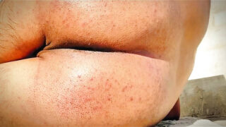 Lelaki dengan zakar besar strok dan fuck buih punggung