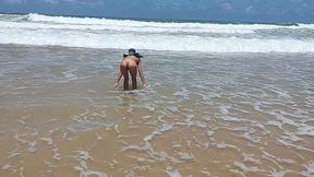 fui na praia de nudismo chupara a rola grande do negao safado