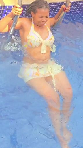 Rich Woman Masturbate in Her Swimming Pool