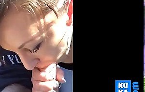une bonne petite pipe en voiture