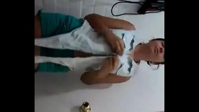 Chilena me baila en el ba&ntilde_o mientras se desnuda