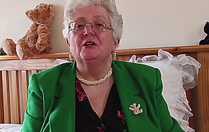 Mature solo nl, hairy granny rubs and toys her wet pus