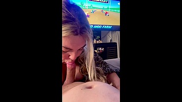 Jogando Videogame enquanto recebe um oral delicioso
