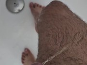 Pipì sulla gamba sotto la doccia