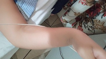 Tive que voltar me masturbar com o celular grudado no carregador.