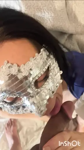 Vuile MILF moeder spuugt op haar eerste amateur plasspel