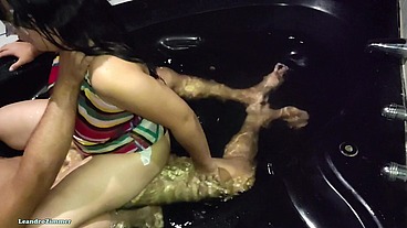 Mi esposo pierde apuesta con su mejor amigo y debo tener sexo con el en un jacuzzi y grabarlo todo / le recomendaré a mi esposo apostar mas seguido / PARTE 2 / AbneyZimmer / LeandroZimmer