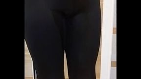 Yannik fait pipi dans leggings
