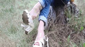 Walking in the woods in high heels MP4(1280x720)FHD