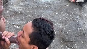 Dando pros dotados na praia de nudismo