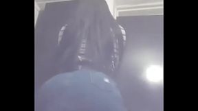 La encontr&eacute_ en TkTk tiene el culo grande