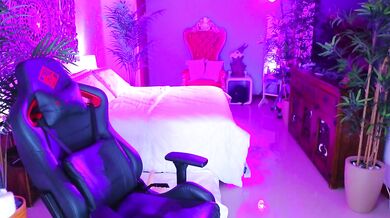 Just give this slutty latina some cock attention