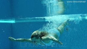 Hot US blondie Lindsay Cruz swims naked in the pool