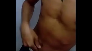 Novinho na punha antes de tomar um banho