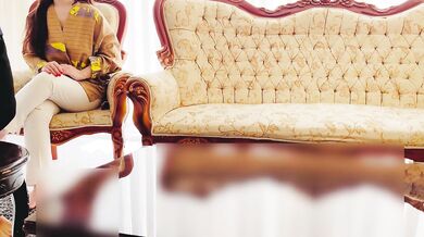 زنم تا رفت حموم دوستش کردم ولی زنم اومد بالا سرمون ( مکالمه فارسی )