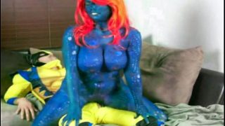 Body Painted Slut Cosplay thành Mystique trong X-Men Cưỡi con cặc của Wolverine