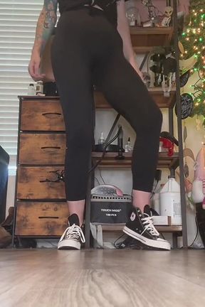 67 Giantess Crams Size 16 Feet in Size 14 Converse