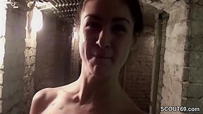 Teeny Bezahlt Den Helfer Mit Einem Harten Fick