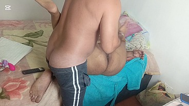 Masturbo a mi madrastra y se sale de control hasta sacarle el orine squirt me éxito y la follo y le lleno la cara de semen y orino sus tetas mmm...