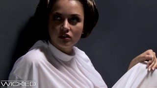 レイア姫のコスプレイヤーがベイダーのBBCをしゃぶる