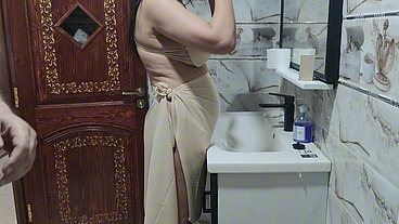 سكس سعودي جديد في حمام 😱 خادمة عراقية جميلة خيانة زوجية 😱 كلام بيهيج جسم ملبن صوت واضح طيز تخبل