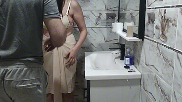 سكس سعودي جديد في حمام 😱 خادمة عراقية جميلة خيانة زوجية 😱 كلام بيهيج جسم ملبن صوت واضح طيز تخبل