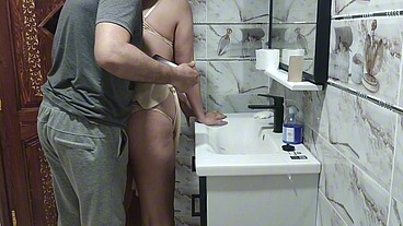 سكس سعودي جديد في حمام 😱 خادمة عراقية جميلة خيانة زوجية 😱 كلام بيهيج جسم ملبن صوت واضح طيز تخبل