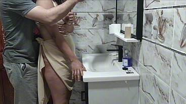 سكس سعودي جديد في حمام 😱 خادمة عراقية جميلة خيانة زوجية 😱 كلام بيهيج جسم ملبن صوت واضح طيز تخبل