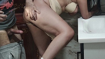 سكس سعودي جديد في حمام 😱 خادمة عراقية جميلة خيانة زوجية 😱 كلام بيهيج جسم ملبن صوت واضح طيز تخبل