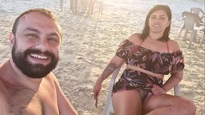 Na praia, sol, mar e fogo na buceta - vou dar pra todo na praia