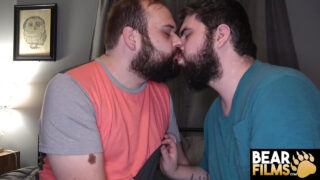 Blowjob, onani, hårete, feit – fetisjfilm av bjørnemenn som blir analt knullet