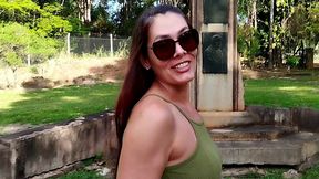 raquel seduzindo o seguranca de uma propriedade particular para deixa-la entrar sem autorizacao, paguei o favor com sexo e o cara mandou bem demais,foi o melhor sexo da minha vida