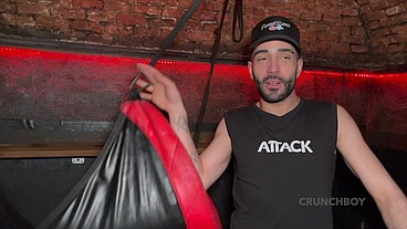 deux beaux mecs espagnols baisent bareback dans une backroom de madrid