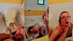 baiser dans une salle de bain digne des annee 80